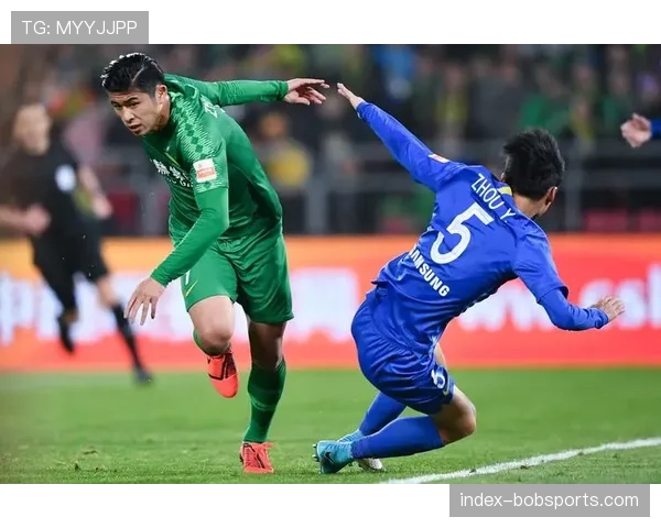 北京国安恩科洛洛边路传中 张玉宁抢点展现中锋嗅觉 北京国安恩科洛洛边路传中 张玉宁抢点展现中锋嗅觉